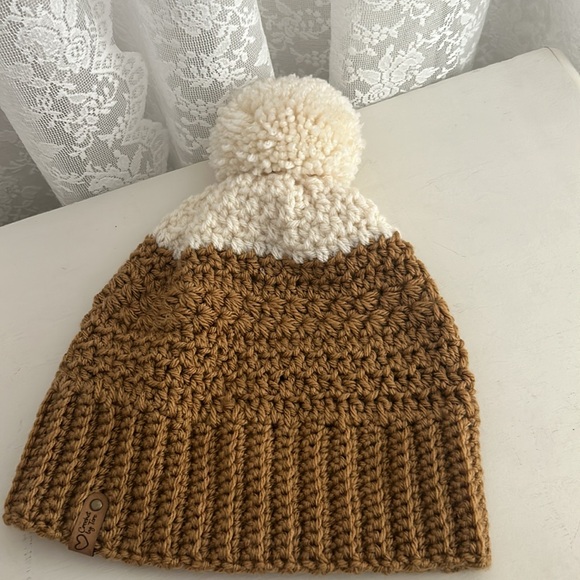 Hand made crochet hat with pompom - Picture 4 of 6